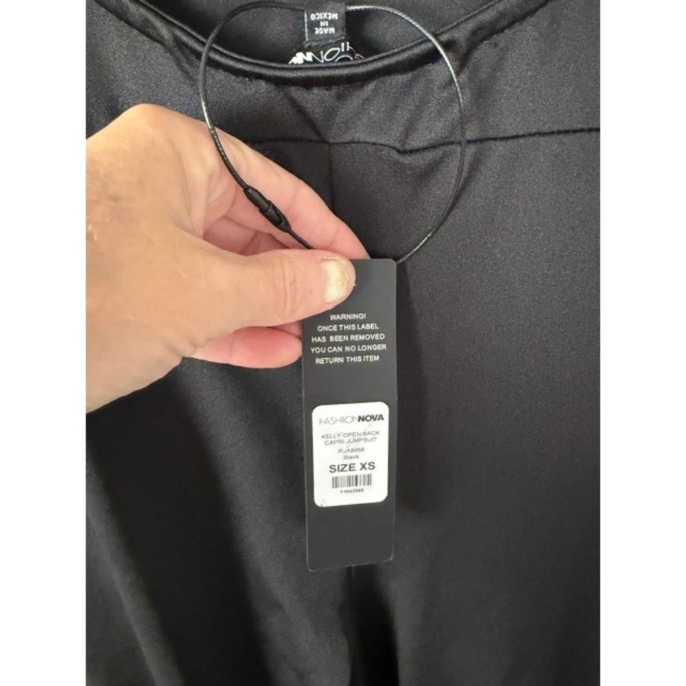 Fashion Nova Kelly Open Back Capri Jumpsuit Black PJA8966 XS NWT - Picture 3 of 3